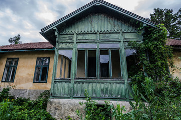 Fototapeta na wymiar alte villa mit terasse