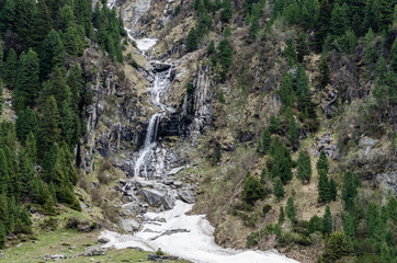 wasserfall mit schnee am berg