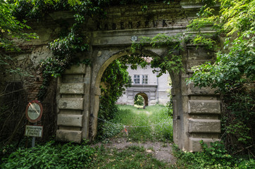 eingang in verlassenes schloss