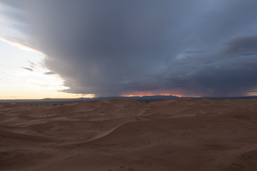 Fototapeta na wymiar Tormenta en el desierto de Merzouga, Marruecos
