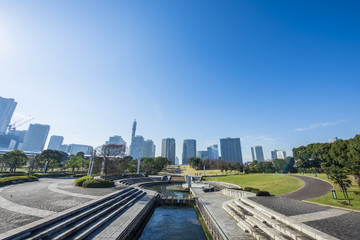 Naklejka premium 横浜の高層ビルと公園