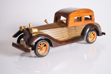 Coches de madera.