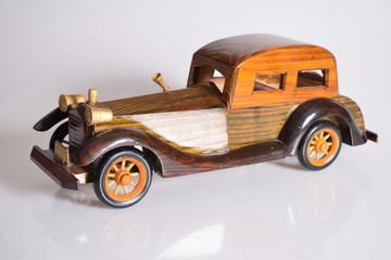 Coches de madera.