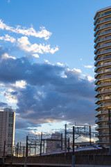 街の風景と空と雲　オフィスビル