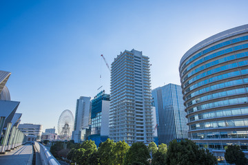 Obraz premium Wielopiętrowy apartamentowiec w Jokohamie