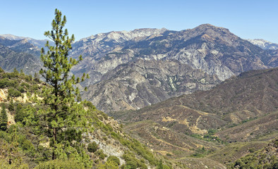 Fototapeta na wymiar The rugged terrain of Kings Canyon National Park in the southern Sierra Nevada mountains, California, U.S.A.