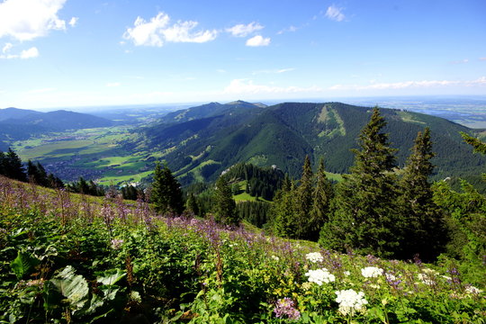 Blick vom Laber auf die AMMERGAUER ALPEN Richtung Ammersee See ( Bayern ) 
