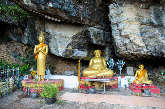 bouddha sur le mont phousi à luang prabang