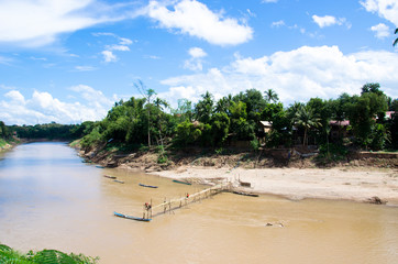 Pont de bambou Luang Prabang sur le Nam Khan affluent Mékong - Laos