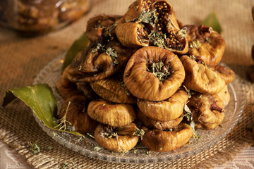 getrocknete Feigen mit Oregano gewürzt 