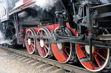 Wheels of black steam locomotive Er-794-12 on railway - obrazy, fototapety, plakaty