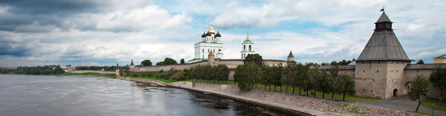 Fototapeta na wymiar View of Kremlin of Pskov