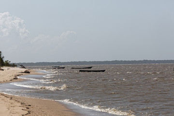 barques amarrées sur la plage d'Awala-Yalimapo en Guyane française face aux côtes du Suriname