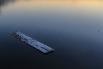 Brett im Wasser