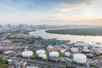 Obraz premium Curve of Chao Phraya river and green area contrasting with high