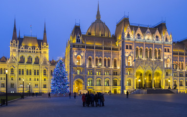 Fototapeta premium Beautiful illuminated Budapest parliament at late evening