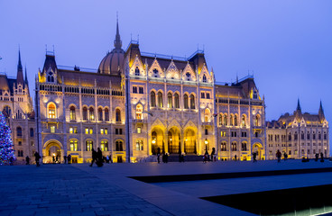 Fototapeta na wymiar Beautiful illuminated Budapest parliament at late evening