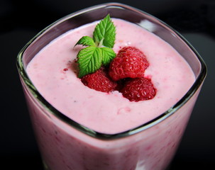смузи малиновый со свежими ягодами