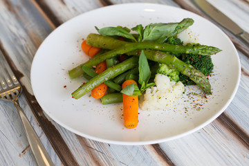 Asparagus salad with carrot