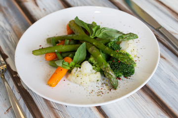 Asparagus salad with carrot