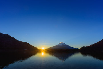 湖に浮かぶ富士山と日の出