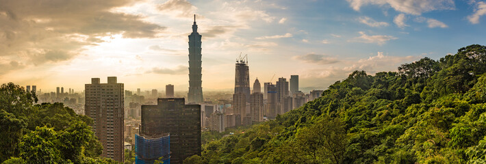 Fototapeta premium Pejzaż nocny widok Taipei. Panoramę Tajwanu o zmierzchu, krajobraz nadmorskiego górskiego miasta w Jiufen, z wieżą Taipei 101 w dzielnicy handlowej Xinyi