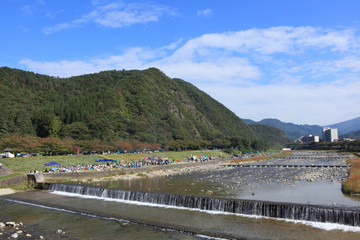 芋煮会でにぎわう秋の山形市の川原