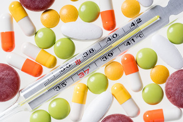 Tabletten und Fieberthermometer Quecksilber