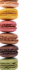 Pile de macarons sur fond blanc