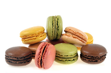 Macarons sur fond blanc