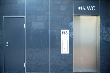 Öffentliche Toiletten / Eine öffentliche Toilette mit glatten und reflektierenden Wänden an der...