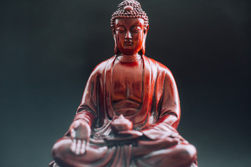Boeddhabeeld met wierook. Godheid en symbolen van het boeddhisme. De praktijk van het boeddhisme en zijn symbolen. Spiritueel leven van Azië