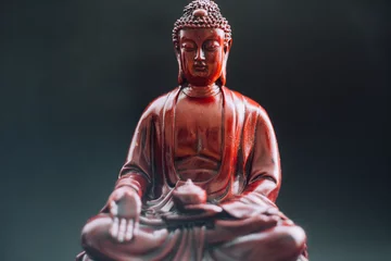 Photo sur Plexiglas Bouddha Statue de Bouddha avec de l& 39 encens. Divinité et symboles du bouddhisme. La pratique du bouddhisme et ses symboles. Vie spirituelle de l& 39 Asie