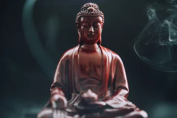 Photo sur Aluminium Bouddha Statue de Bouddha avec de l& 39 encens. Divinité et symboles du bouddhisme. La pratique du bouddhisme et ses symboles. Vie spirituelle de l& 39 Asie