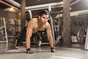 Fototapeta na wymiar fitness man doing push ups in gym