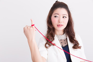 赤い糸・女性(白バック) © hanack