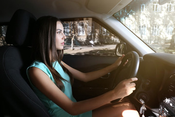 Obraz na płótnie Canvas Beautiful girl driving a car
