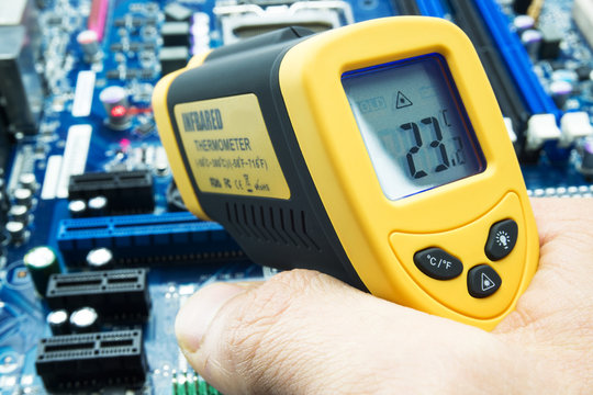 Mit Infrarot Thermometer Temperatur am Motherboard eines Computers messen