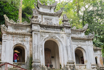 Fototapeta na wymiar Chinesischer Tempel in der Innenstadt von Hanoi 