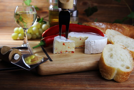 сыр камамбер с красным перцем,специями и багетом