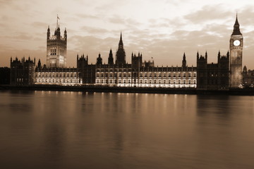 Fototapeta na wymiar Famous and Beautiful evening view to Big Ben and the House of Pa