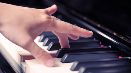 Obraz premium Scene of pianist hands from beside angle playing piano, Selective focus.