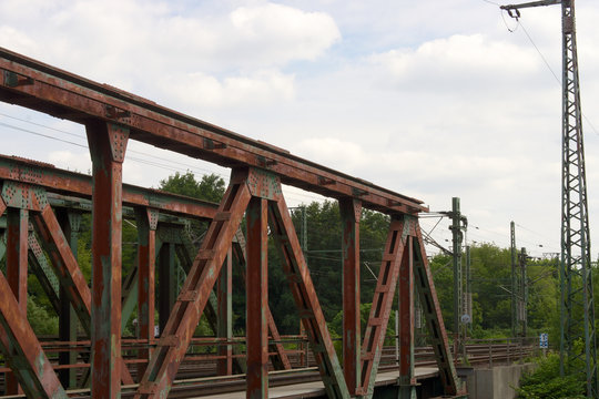 Eisenbahnbrücke in Oberhausen über den Kanal