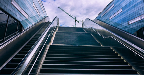 Rolltreppen und Stufen am Bahnhof