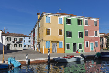 Fototapeta na wymiar Colourfully painted houses on Burano, Italy.