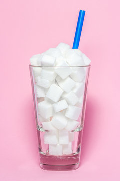 Glas voll mit Würfelzucker - Symbol für Zucker als versteckter Krankmacher. 
