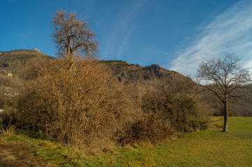 Obraz premium winter landscape, snow-covered mountains background, sun on morning