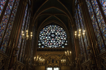 Fototapeta na wymiar vitraux de la rose de l'apocalyste à la sainte chapelle