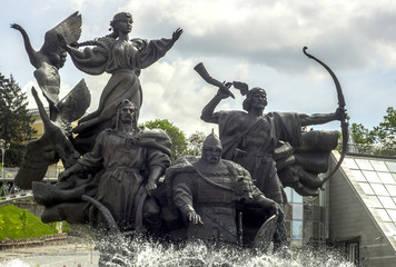 Fototapeta na wymiar monument to the founders, Independence Square Kiev, Ukraine. Khreshchatyk street