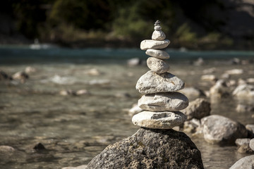 Balancierte Steine im Flußbett